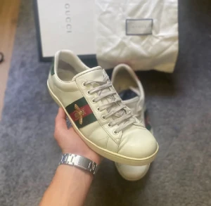 Gucci Ace  - Säljer ett par klassiska Gucci ace bee sneakers. ✅äkta vara - kommer med orginalkartong, Dustbag och autenticitetkort (se bilder) ✅bekväma och stilrena - passar både till vardags och lite mer uppklätt ✅Använda men helt okej skick - se bilder för egen bedömning.        ‼️Pris kan diskuteras vidd snabb affär‼️