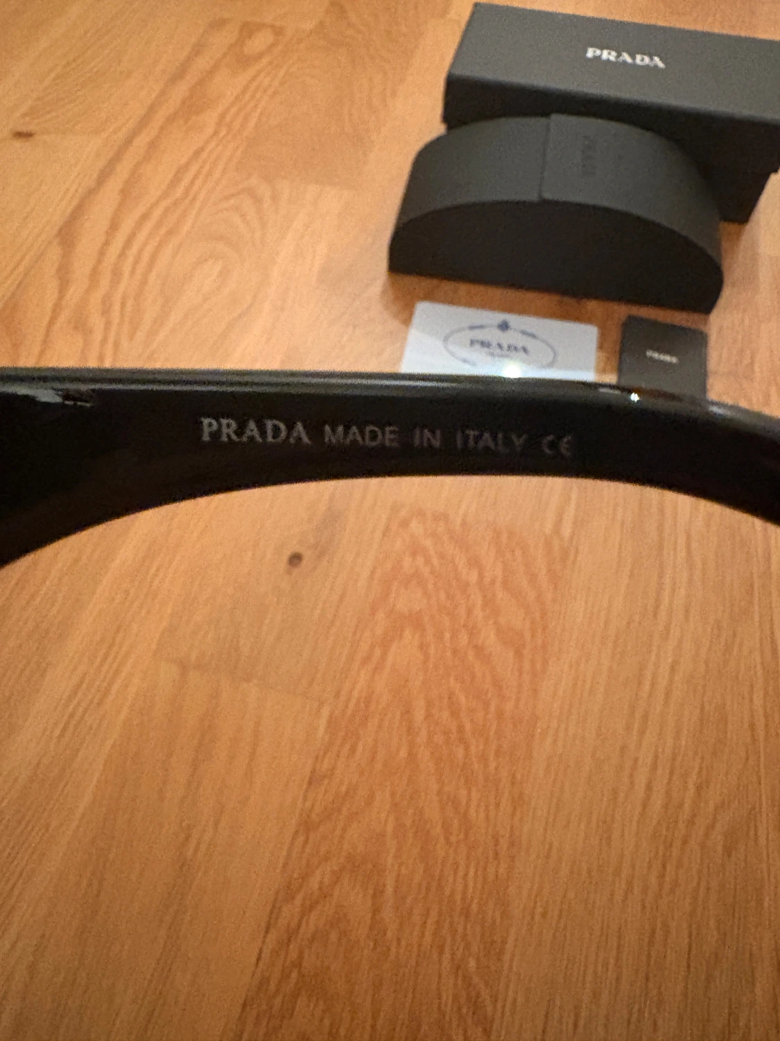 Svarta solglasögon från Prada - 2