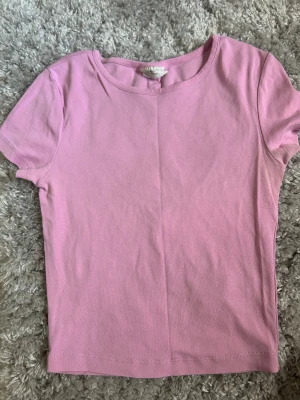 Rosa T-shirt - Jag använder den inte längre så varför inte hitta någon som kan använda den! 