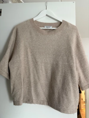 & other stories tröja - En beige stickad T-shirt från & other stories i storlek M. Säljer för 250kr! Knappt använd 😊