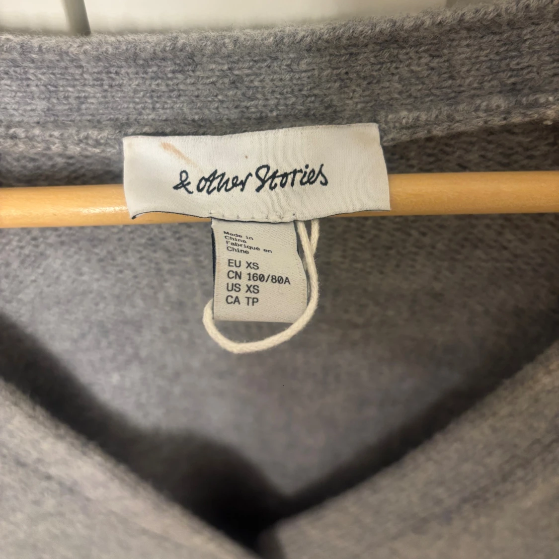 Stickad kofta med knappar och fickor - 1