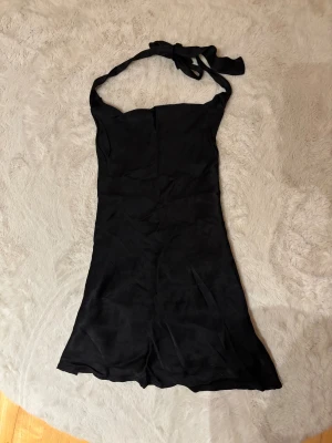 Svart halterneck topp - Svart halterneck topp från GinaTricot i storlek 40 men sitter som en 38/M.