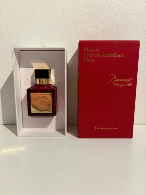 Maison Francis Kurkdjian Paris Baccarat Rouge 540 Extrait de parfum 70 ml - Lyxig och ikonisk parfym från Maison Francis Kurkdjian Paris. Extrait de parfum-versionen av Baccarat Rouge 540, levereras i en snygg röd flaska med gulddetaljer. Volym: 70 ml. Perfekt för dig som vill sticka ut med en exklusiv doft. Priset kan diskuteras.