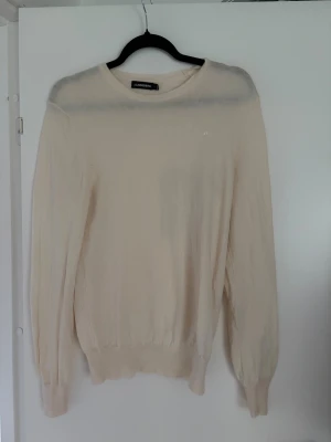 J.lindeberg Merinoull Crewneck - Säljer nu min riktigt stilrena Merino ull crewneck från J.lindeberg. Tröjan är nästan aldrig använd och är i toppen skick. Den passar till allt och det finns inga skador. Tröjan är i storlek L men jag skulle säga att den även passar storlek M. Om det finns frågor eller funderingar är det bara att höra av sig🤝