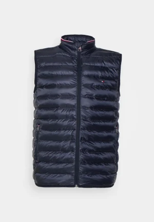 Svart dunväst från Tommy Hilfiger - Snygg svart dunväst från Tommy Hilfiger med quiltad design och dragkedja framtill. Västen har ståkrage med diskret röd och vit kant, två sidofickor med dragkedja och ett litet Hilfiger-logo på bröstet. Perfekt för lager-på-lager under höst och vinter.