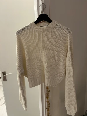 Stickad tröja med lång ärm - Säljer stickad långärmad tröja från NA-KD storlek 44. Använd ett par gånger