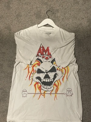 Osamason Jumpout Tour 2025 t-shirt - Säljer en vit t-shirt från Osamason Jumpout Tour 2025 i storlek medium. Köpt i Köpenhamn. Vid mer frågor är det bara att skriva🙌 