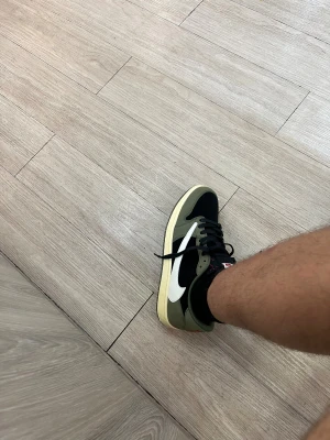 Nike Jordan 1 Low Travis Scott  - Säljer nya Nike Jordan 1 Low Travis Scott i olivgrönt och svart med vit omvänd logga