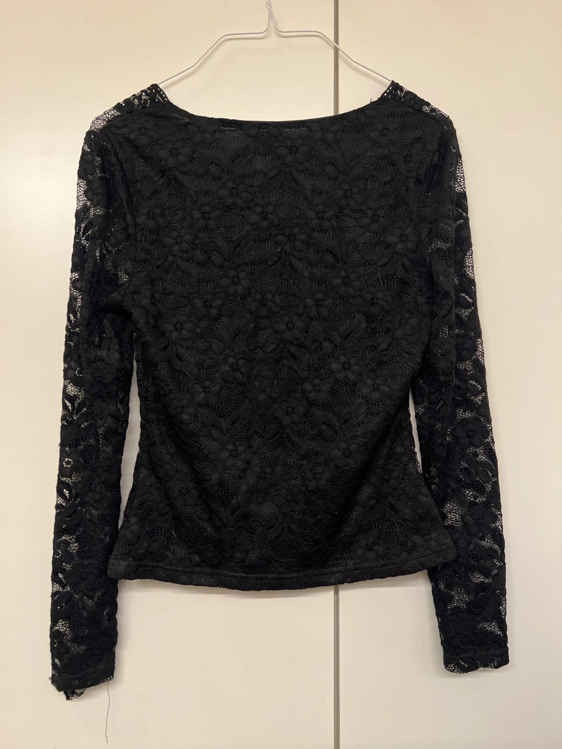 Svart spetsblus med blommönster - 1