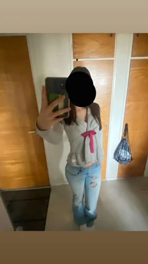 Odd Molly kofta - Jätte bra kvalitet, använd några fåtal gånger. Jätte skön omlott kofta!! Grå med rosa band💗 om du vill veta något mer är det bara att fråga!