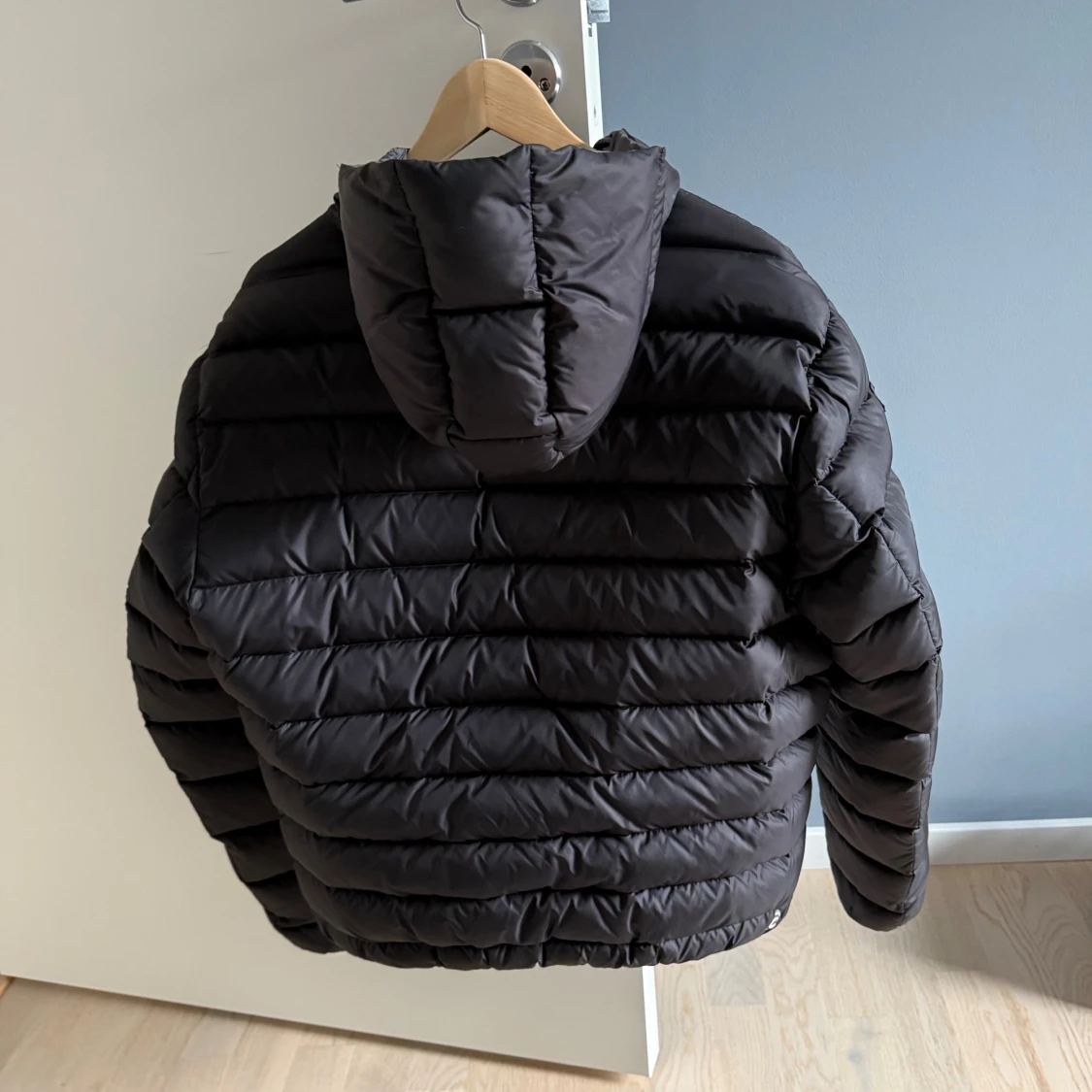 Svart dunjacka från Colmar med huva - 1