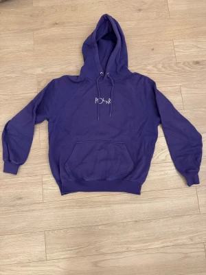 Lila hoodie från Polar Skate Co - Säljer en lila hoodie från Polar Skate Co i storlek XS. Tröjan har huva med snörning, broderad logga på bröstet och en stor magficka. Perfekt för dig som gillar streetwear och vill ha en chill look.