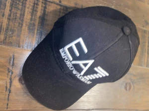 Svart E keps - Snygg keps