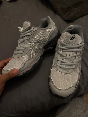 Asic Gel Nyc i grå/svart färg Helt ny super bra kvalité  - Säljer ett par feta skor i storlek 43 de sitter väldigt bra på💯dem är väldigt varm och fluffiga insidan som passar väldigt bra inför vinter skorna❄️ är i helt nytt skick i välidgt dyr kvalitet🤩den säljs på grund att jag behöver pengar inför min resa🙌hör gärna av dig för frågor eller snabb affär👀✍️💬