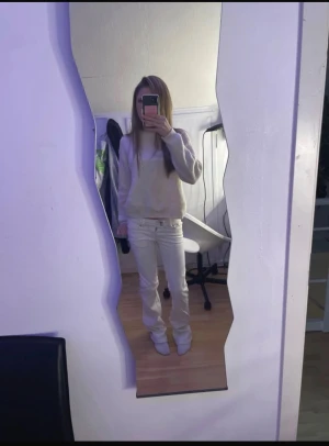 Vita jeans! - Bilderna är lånade utav tjejen jag köpte utav! Säljer då de inte används. Pris kan diskuteras
