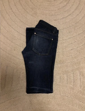 Acne Studios jeans (Slim/Straight fit) - Tja, säljer dessa Acne Studios jeans i mycket bra skick, skick = 8/10, storlek = 28/32, mitt pris = 600, modellen är 170, 60kg, mått A: 36 cm B: 106 cm, hör av er vid frågor eller funderingar 🤩🙌