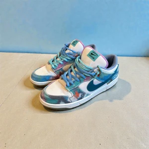 Nike SB Dunk Low Futura - Unika Nike SB Dunk Low sneakers till dig som är färgglad och älskar att sticka ut, skriv till mig om du behöver fler bilder på denna varan. Priset kan alltid diskuteras vid en snabb och smidig affär:)