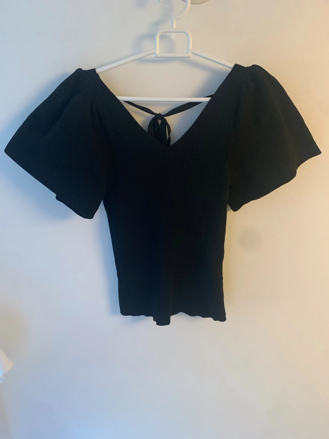 Svart ribbad topp med puffärm only - 2