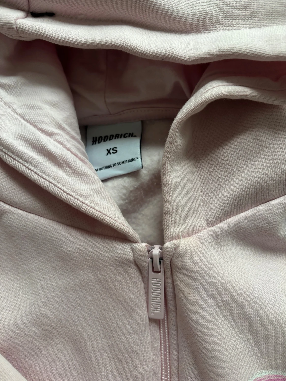 Ljusrosa hoodie från Hoodrich XS - 1