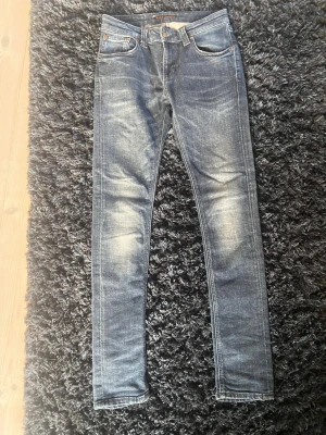 Nudie Jeans slim fit - Tja säljer dessa Nudie jeans slim fit i storlek 27/30 Skirv vid frågor och funderingar 👍. Skicket är utmärkt inga defekter. 9/10