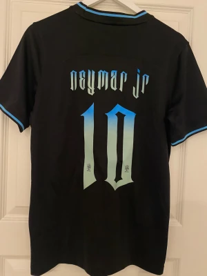 Neymar Brazil Fotbollströja  - Storlek S man kan passa M då det är retro fit. Helt ny och oanvänd. Priset är ej hugget i sten.