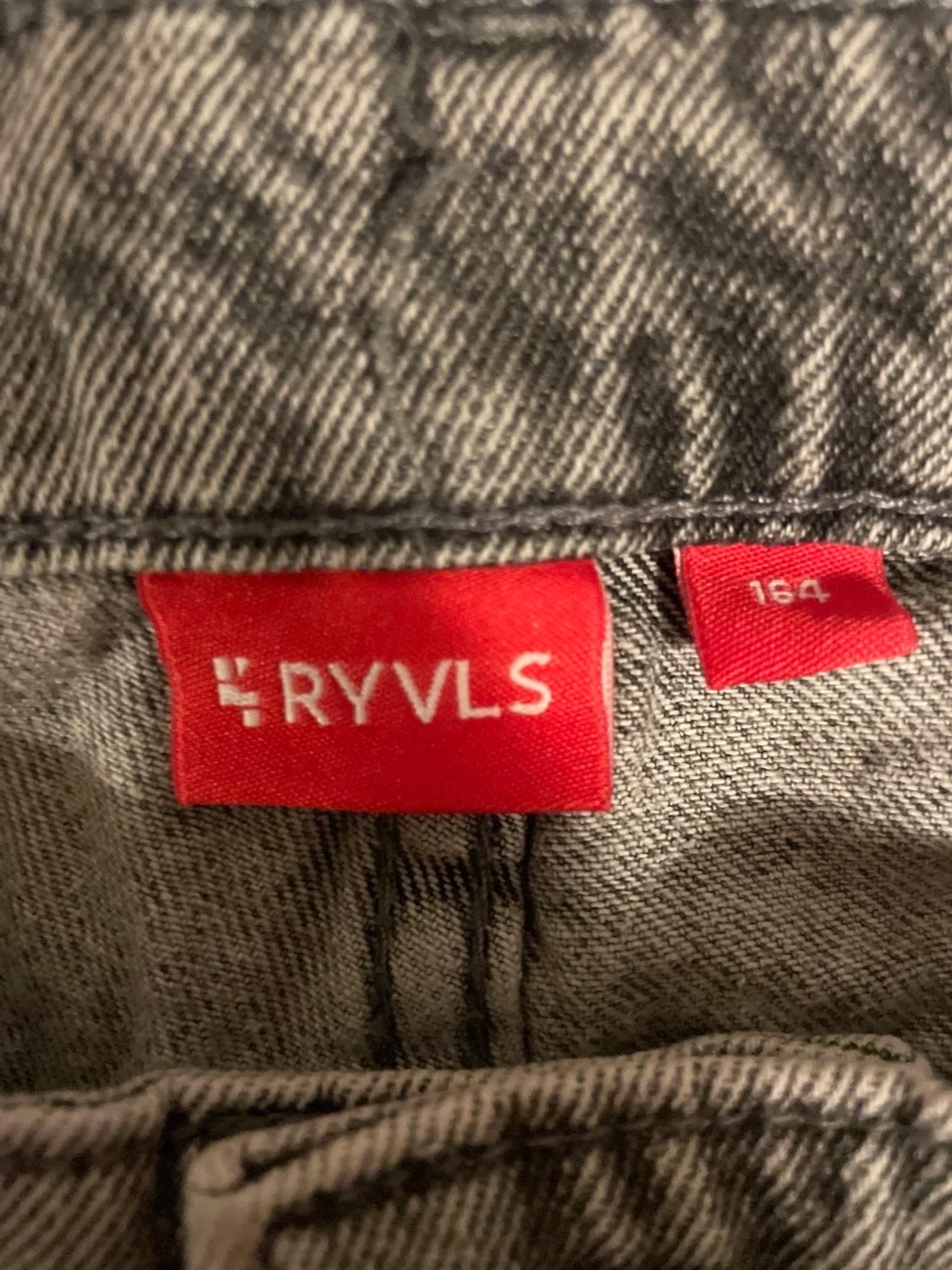Grå jeans från RYVLS - 1