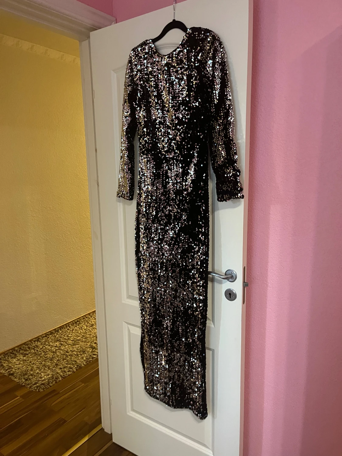 Svart glittrig paljettklänning - 3
