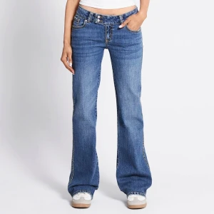 Low waste bootcut jeans - Superfina low waste jeans med skönt material som formar dig på kroppen, strl s, knappt andvända utan deffekter💗kontakta mig om du har frågor!    #Spets #spetstopp #spetslinne #volanger #volangtopp #volanglinne #croptop #bohochic #bohemisk #bohemian #Y2K #vintagelove #alternative #Abercrombie #coquette #ibizasummer #flowers #blommig #sommartopp #sommar #glittrig #guldig #festtopp #söt #cute #plisserad #meshtop #sheertop #seethrough #genomskinlig #peplum #cottagecore #korsett #neglige #broderier #