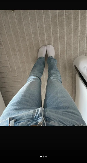 Ljusblåa pull&bear jeans - Säljer ett par väldigt fina byxor från pull and bear som passar fint till allt!