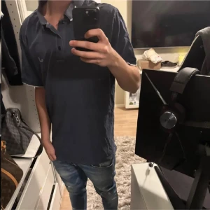 Jacob Cohën pike - Extrem snygg Jacob Cohën piké! Storlekslappen är tyvärr avklippt men annar att de är storlek M! // modellen är 175 60kg // ÖVERLÄGSET bäst pris på Plick! 🙌🏻🤝/ defekt sista bild men inget man tänker på!