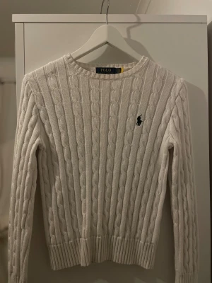 Vit  Polo Ralph Lauren Tröja - Haft denna ett tag och aldrig använt den typ! Darför säljer jag denna!