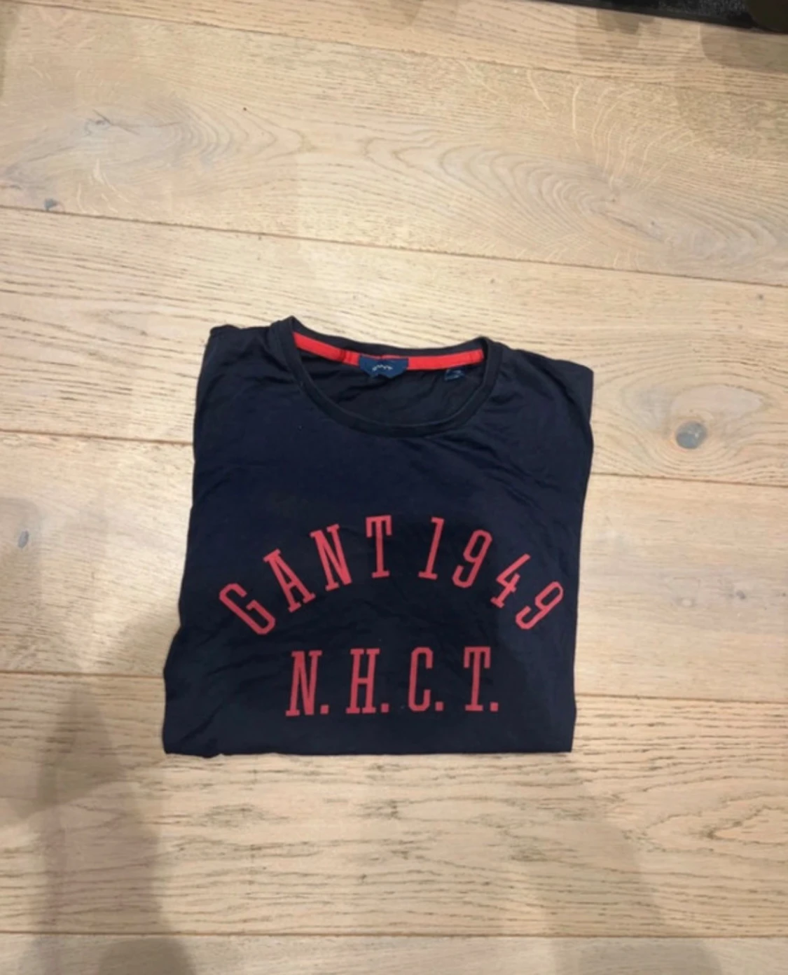 Svart GANT t-shirt med röd text