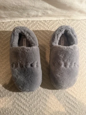 oanvända!! Inuikii Cosy Mountain Grey slippers strl 39/40 - Oanvända inomhustofflor från Inuikii i storlek 40 enl märkningen, men lite små i storleken så passar en strl 38/39 skulle jag säga :-)  Jättemysiga och sköna!  Superfin julklapp till någon annan eller dig själv!