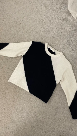 Marinblå vit stickad tröja från gina young - Säljer en marinblå vit stickad tröja från gina tricot young! Den ser svart ut på bilden men den är marinblå i verkligheten. Tröjan är i strl 146/152! Den är aldrig använd så den är i mycket bra skick❣️