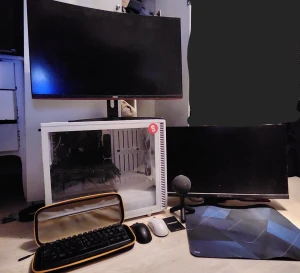 Gaming tillbehör - Jag säljer alla mina gaming tillbehör BILLIGT allt från en hel gaming setup till bara enskilda tillbehör, Jag har inte valt exakta priser på allt så det är bara att höra av dig med bud på den specifika produkten du vill ha eller om du har några frågor. SÄLJER INTE BARA ALLT I SAMMA SÄLJER VARJE PRODUKT VAR FÖR SIG! Priser går absolut att diskutera, Alla varor är fullt fungerande utan några problem överhuvudtaget.   • Gaming Datorn innehåller Geforce 1080 AMD Ryzen 5 3600 16gb ram ddr4 ASUS Prime