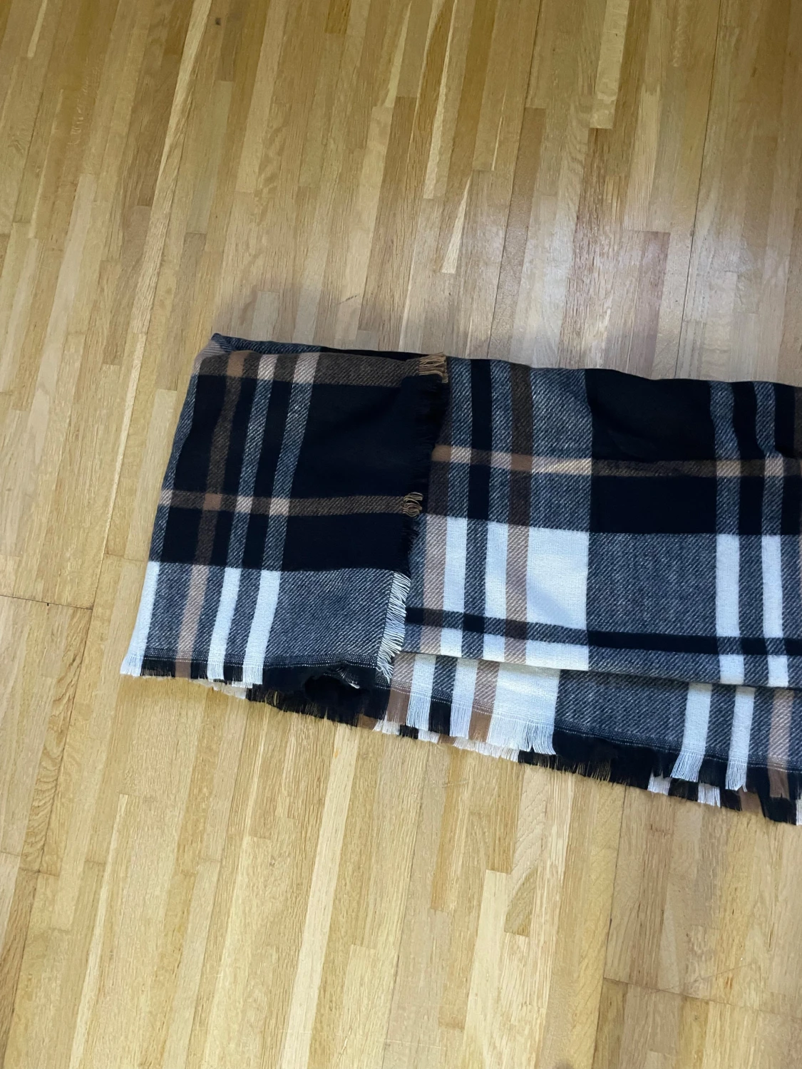 Rutig halsduk i svart, grått och beige - 3