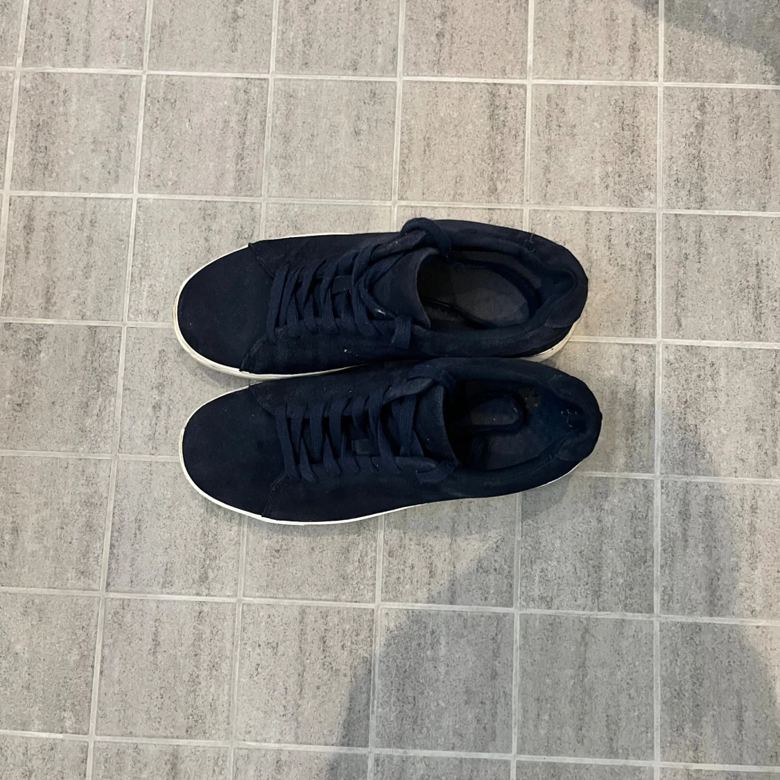 Mörkblå sneakers med vit sula - 3