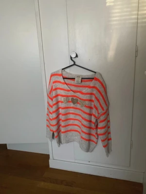 Randig tröja - Jätteskön oanvänd tröja! Storleks lappen saknas men jag uppskattar det är storlek L! Den är beige med neonorange färgade ränder😍 Mått: Längd 59 Armhåla-Armhåla 56cm Ärmens längd 43cm  Kolla gärna in min profil då jag säljer massor av kläder superbilligt! Tveka inte att höra av dig om du har frågor💕