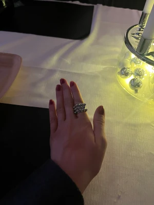 Silvrig ring med nitar från Edblad - Cool och chunky ring i silverfärg från Edblad, täckt med två rader av konformade nitar som ger en edgy vibe. Perfekt accessoar för dig som vill sticka ut och addera lite attityd till din stil. Använder inte längre 💕
