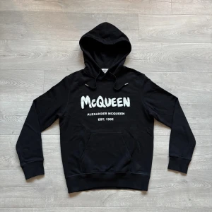 Alexander Mcqueen Hoodie - Riktigt snygg Alexander Mcqueen i toppskick. Storlek L. Tveka inte ställa frågor vid intresse🙌