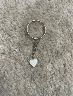 Nyckelring hjärta vitt  - Nyckelring hjärta vitt🤍
