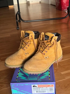 Gula mockaboots från McKinley - Säljer ett par snygga boots från McKinley. Insidan är fodrad med mjukt material som håller dig varm under kyliga dagar.