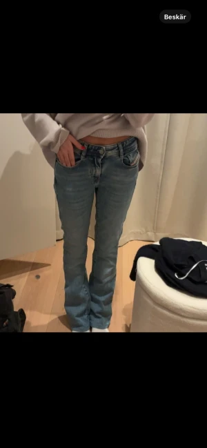 Diesel bootcut jeans ljusblå - Snygga diesel jeans med bootcut och låg midja, trendiga och snygga. Ny pris 1800 kr. Jag är 164 cm lång och de passar mig rätt så bra i längden 