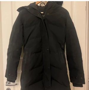 Canada Goose Shelburne Parka - Säljer en svart Shelburne Parka från Canada Goose, perfekt för den kalla vintern som kommer! Jackan är köpt från butiken Johnells för ungefär 4-5 år sedan. Jackan är däremot knappt använd och har inga synliga defekter alls! Eftersom att varan köptes längesen, saknas kvitto däremot helt äkta. Jackan kommer kemtvättas innan den skickas kostnadsfritt! Med en snabb och smidig affär kan priset sänkas. Jackan är storlek S men passar även om ni har storlek M! För fler bilder är det bara att skriva 🩷🙏🏼
