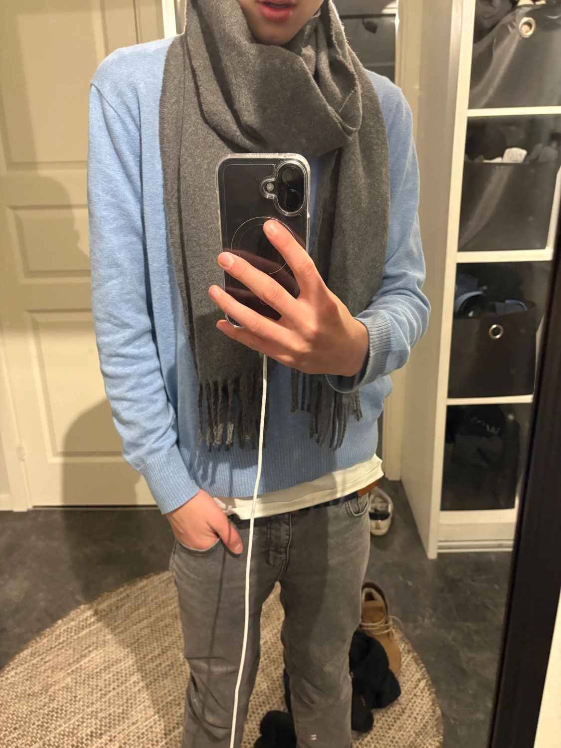 Mörkgrå halsduk med fransar