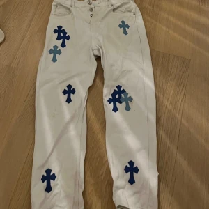 Levi och chromehearts jeans - Använda men fina jeans, perfekt nu inför jul som en julklapp. Vid frågor är det bara att skriva, priset går att förhandla.