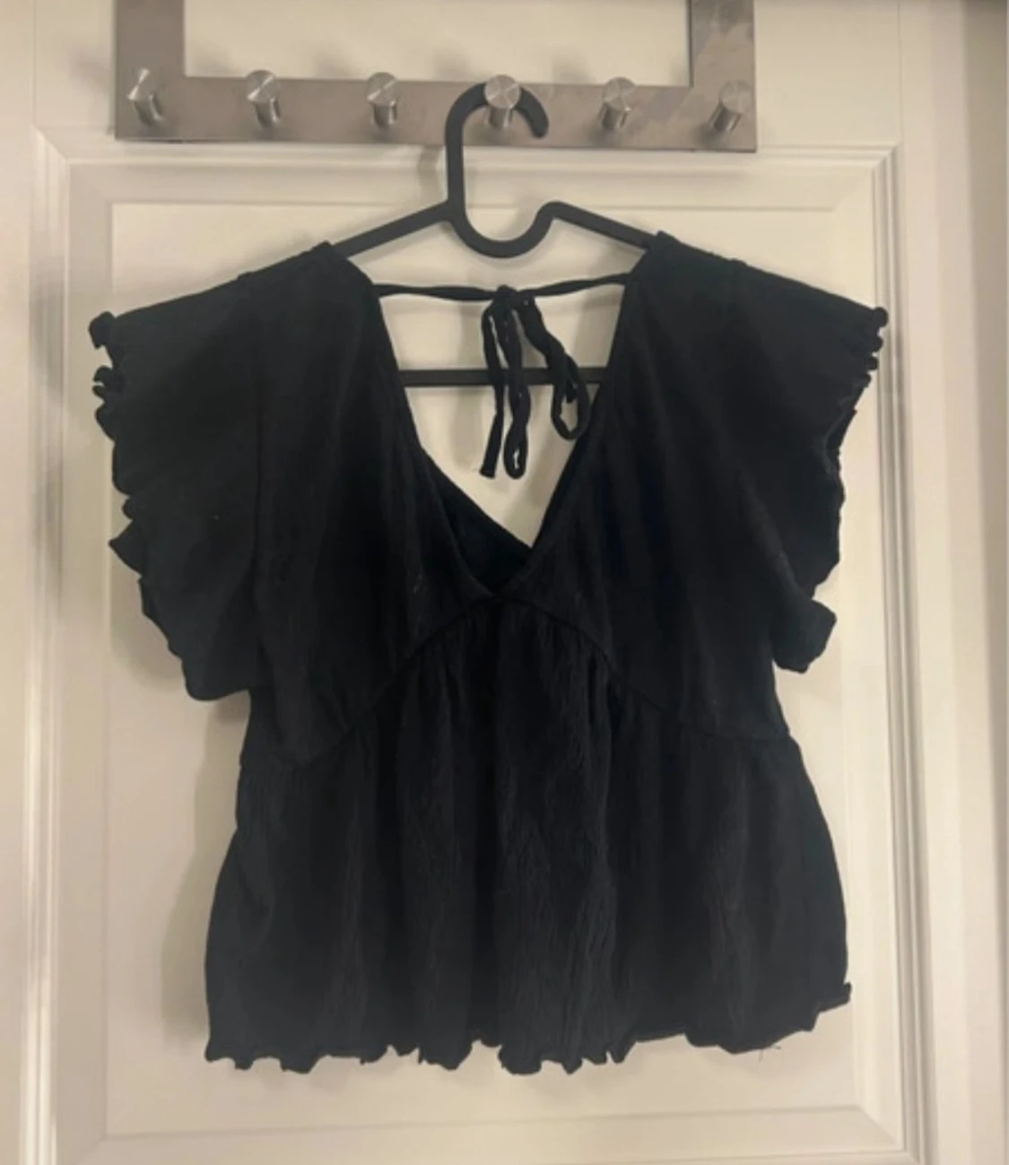 Svart blus med volangärm och knyt - 1