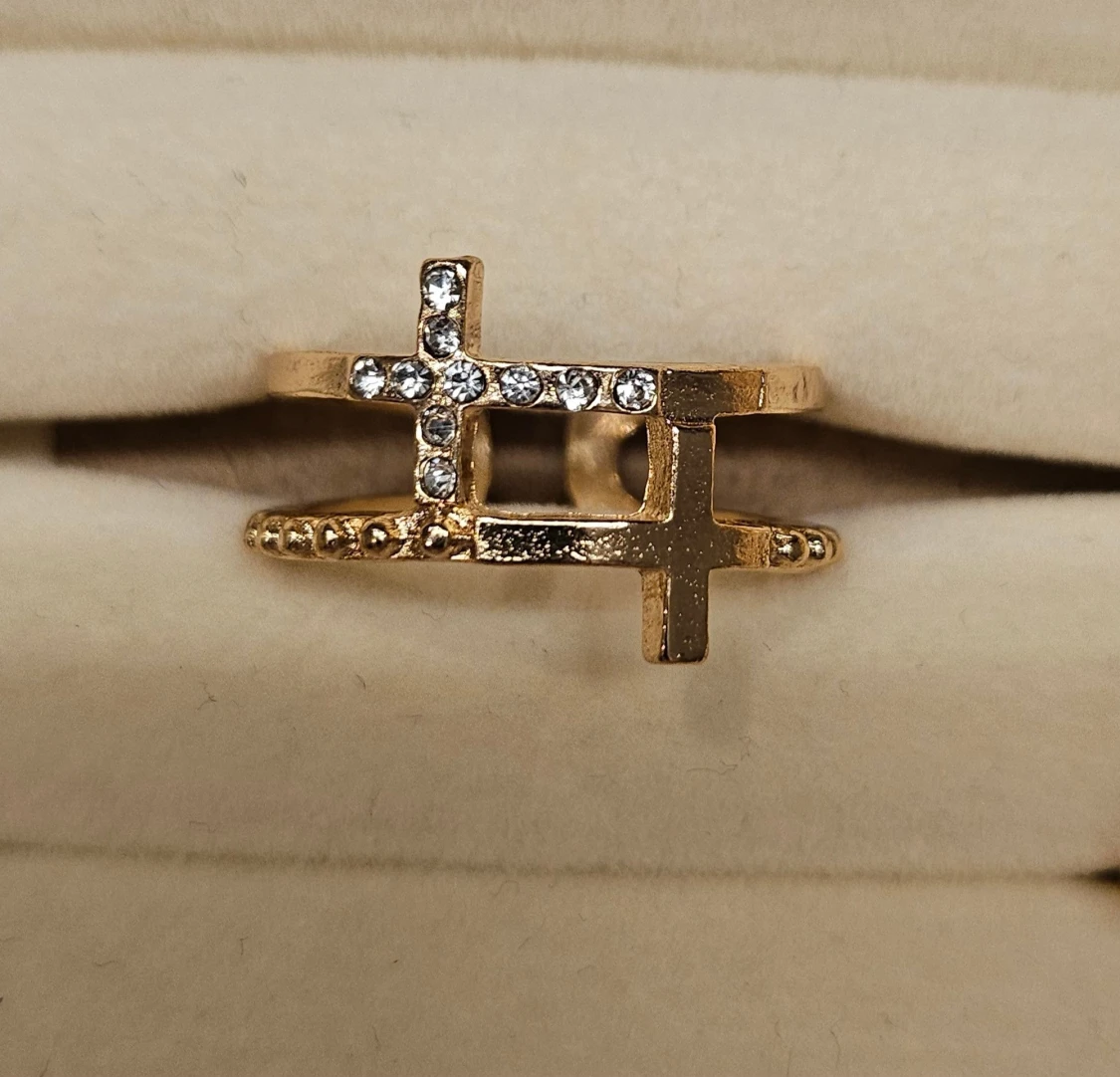 Guldfärgad ring med kors och stenar
