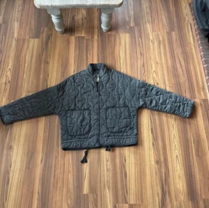 Zara Quiltad Jacka - Zara Quilted Jacket i storlek L — populär modell, nu slutsåld