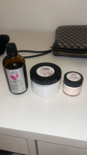 NG akrylpulver och vätska för naglar - Säljer NG akrylpulver i vitt och soft peach samt akrylväska i brun glasflaska. Jag har endast använt det  vita pulvret och vätskan en gång. Den rosa har har aldrig använts. Perfekt för dig som älskar att göra naglar 💅❣️